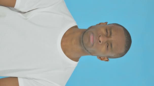 Κάθετο Βίντεο Άρνησης Του Νεαρού Αφρικανού Άνδρα Μπλε Φόντο — Αρχείο Βίντεο