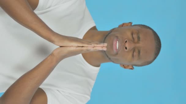非洲青年在蓝色背景下向上帝祈祷的垂直录像 — 图库视频影像