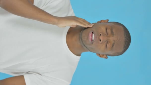 非洲蓝底牙痛青年男子的垂直录像 — 图库视频影像