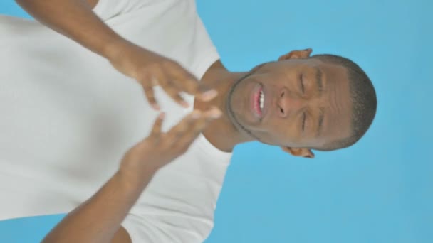 垂直ビデオのVlogging若いアフリカ人男性ビデオチャットのために話している青の背景 — ストック動画