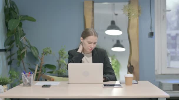 Mladá Podnikatelka Bolestí Šíje Během Používání Notebooku — Stock video