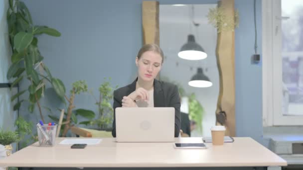 Young Businesswoman Having Wrist Pain While Using Laptop — Stockvideo