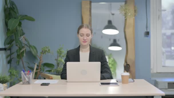 Young Businesswoman Typing Laptop Office — Stock video