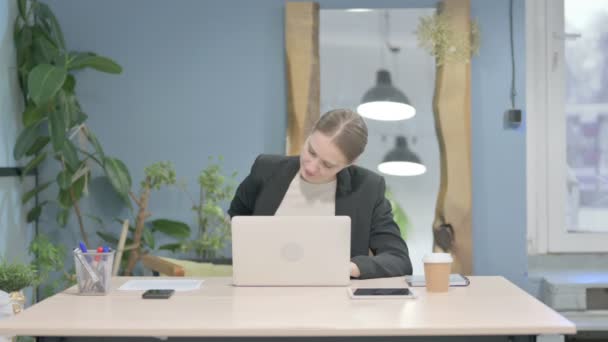 使用笔记本电脑时背痛的年轻女商人 — 图库视频影像