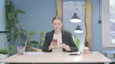 Genç İşkadını Smartphone 'da Başarılı Çevrimiçi Ödeme Yapıyor