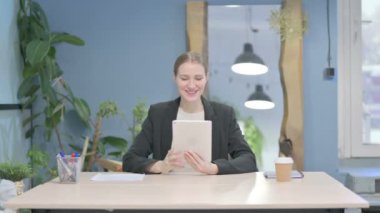 Genç Businesswoman tarafından tablet online görüntülü sohbet