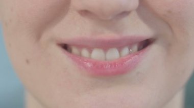 Kadın gülümseyen dudaklar yakın yukarı