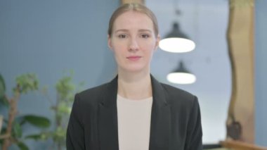 Ciddi Genç İş Kadını Portresi Kameraya Bakıyor