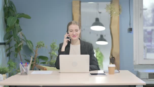 Mladá Podnikatelka Mluví Telefonu Při Používání Notebooku — Stock video