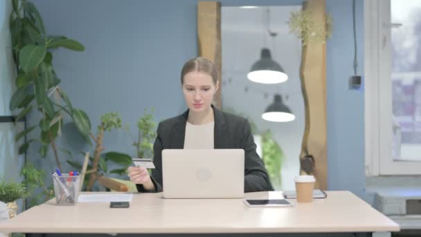 Pengusaha Wanita Muda Membuat Pembayaran Online Sukses Laptop — Stok Video