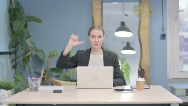 Thumbs Young Businesswoman Working Laptop — Stockvideo