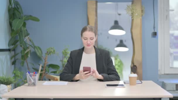 Young Businesswoman Browsing Internet Smartphone Office — Vídeo de stock