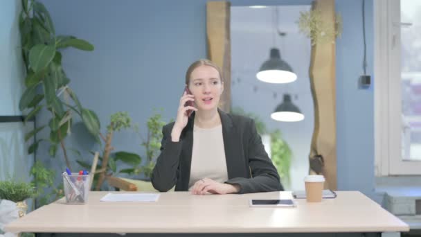オフィスに電話で話している若い実業家 — ストック動画
