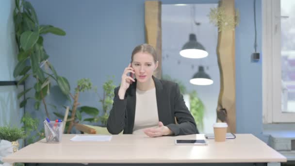Upset Young Businesswoman Talking Angrily Smartphone — Stock video