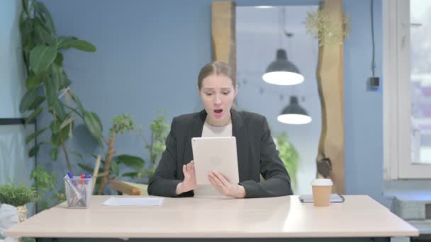 Shocked Young Businesswoman Reacting Loss Digital Tablet — Stock video