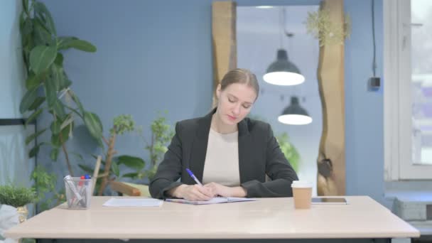 Young Businesswoman Writing While Sitting Office — Stok video