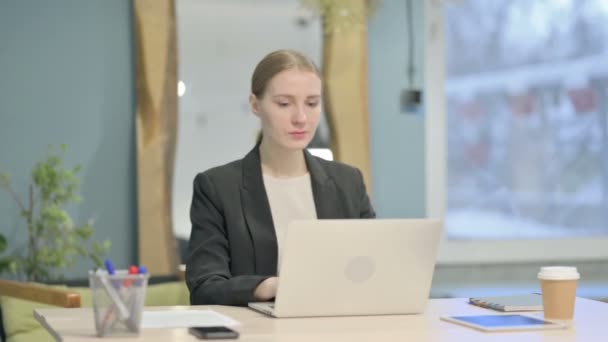 Young Businesswoman Leaving Office Closing Laptop — Stock videók