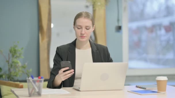 Молодая Предпринимательница Помощью Смартфона Использовании Ноутбука — стоковое видео