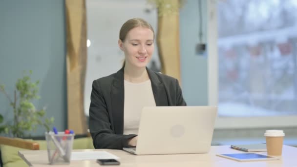 Young Businesswoman Celebrating Online Success Laptop Office — Stok video