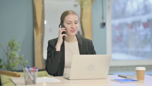 Молодая Предпринимательница Разговаривает Телефону Время Использования Ноутбука — стоковое видео