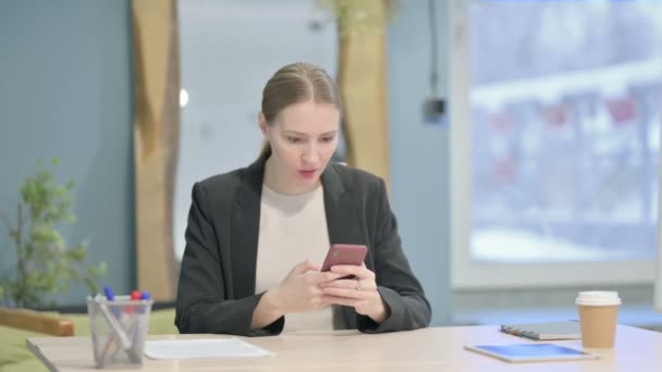 Jeune Femme Affaires Bouleversée Réagissant Perte Sur Smartphone — Video