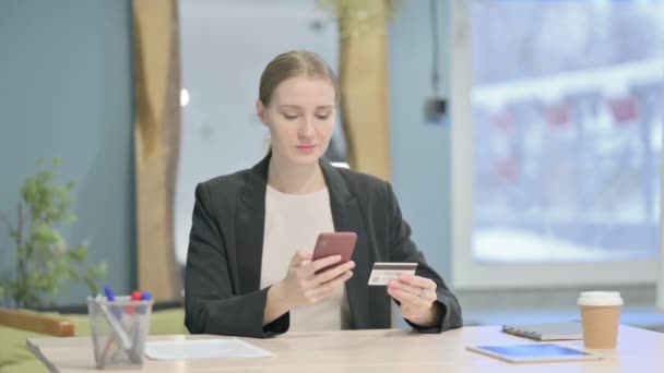 若いビジネスマンがスマートフォンでオンライン決済を成功させる — ストック動画
