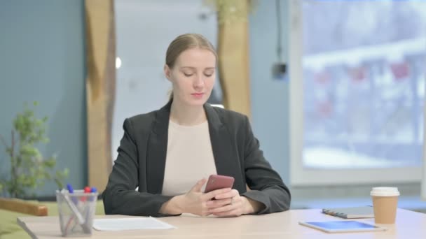 Ung Affärskvinna Prata Telefon Office — Stockvideo