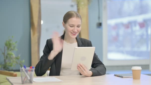 Genç Businesswoman Tarafından Tablet Online Görüntülü Sohbet — Stok video