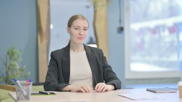 Молода Ділова Жінка Болем Спини Офісі — стокове відео