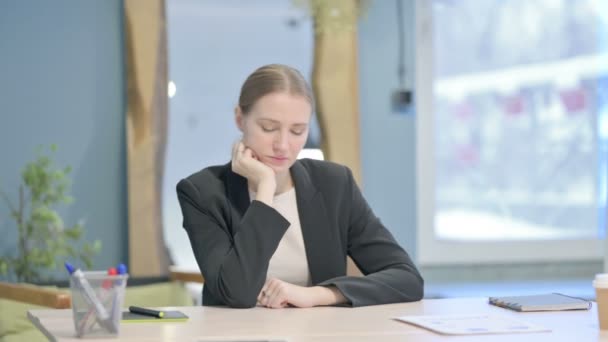Young Businesswoman Sleeping While Sitting Work — Video Stock