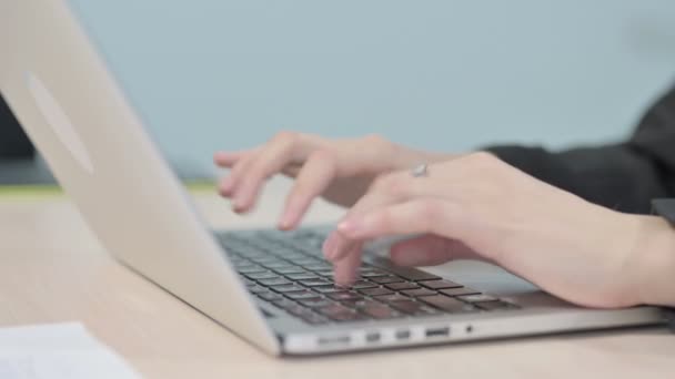 Zamknij Ręce Wpisując Laptopie — Wideo stockowe