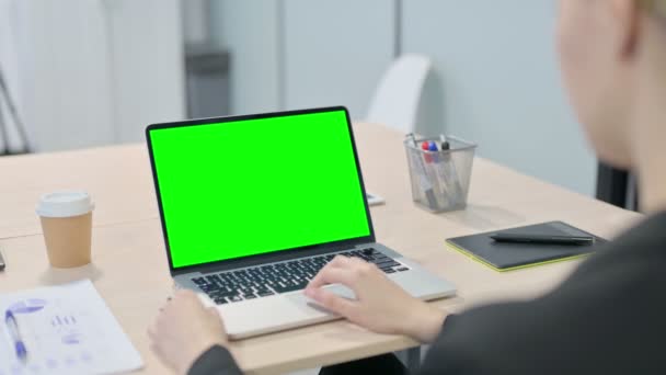 Νεαρή Επιχειρηματίας Χρησιμοποιώντας Laptop Πράσινη Οθόνη — Αρχείο Βίντεο