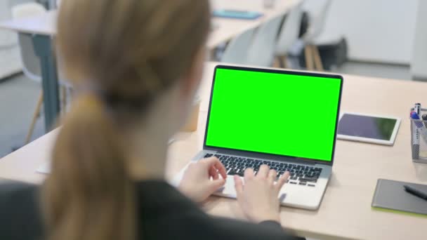 Νεαρή Επιχειρηματίας Που Εργάζεται Στο Lap Top Κλειδί Chroma Πράσινη — Αρχείο Βίντεο