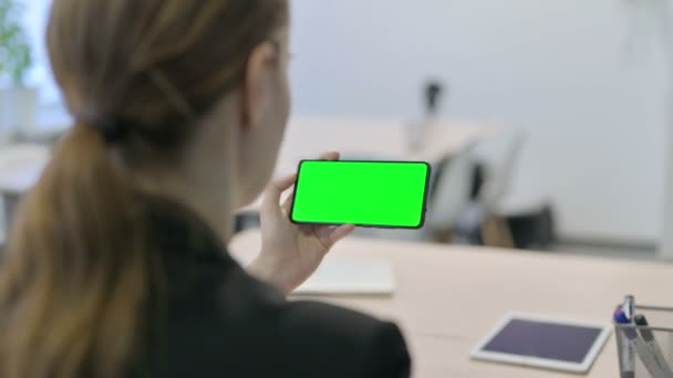 Young Businesswoman Holding Horizontal Smartphone Green Screen — Wideo stockowe