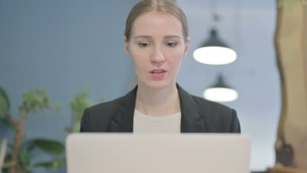 Close Young Businesswoman Reacting Loss Laptop — Video Stock