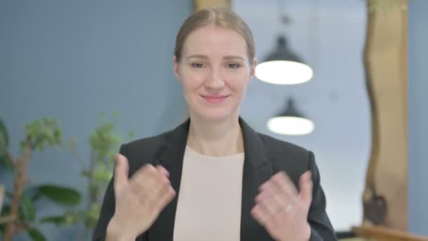 Portrait Inviting Young Businesswoman Office — Stock video