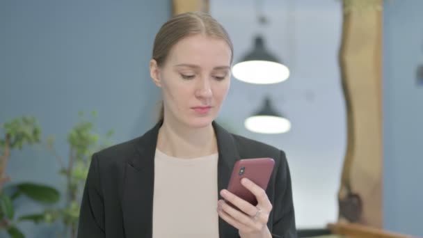 Ung Affärskvinna Pratar Telefon Diskutera Arbete — Stockvideo