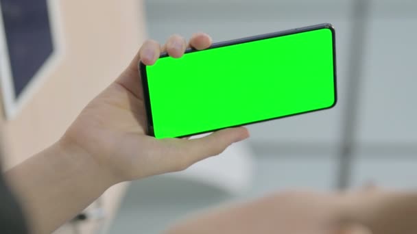 Vertical Video Young Businesswoman Using Smartphone Green Screen — Stock video