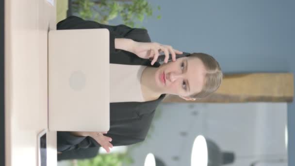 怒っている若いビジネスマンの垂直ビデオ 電話で話す女性 — ストック動画