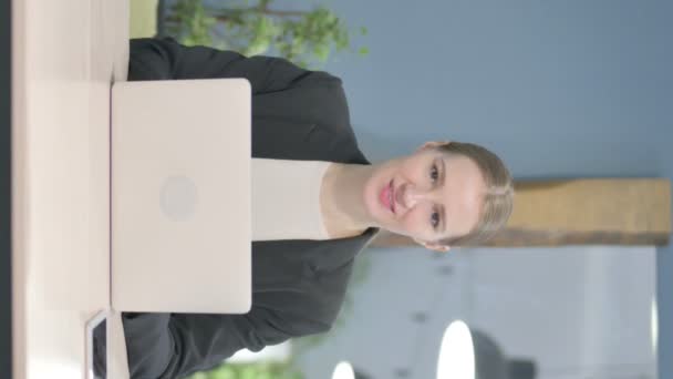 Vertical Video Thumbs Young Businesswoman Working Laptop — Vídeo de stock