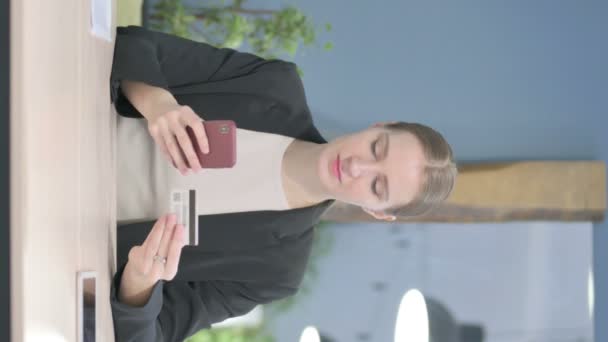 Vertical Video Young Businesswoman Shopping Online Smartphone — Video Stock