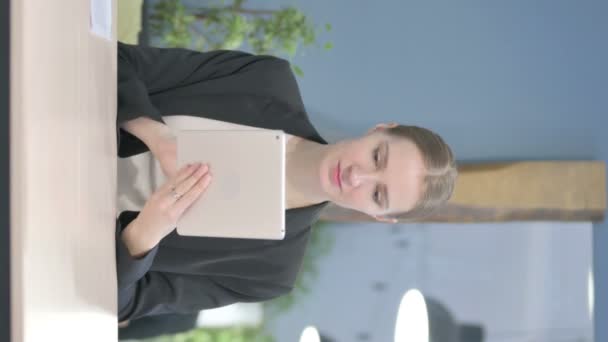 Vertical Video Young Businesswoman Using Digital Tablet — Vídeo de stock