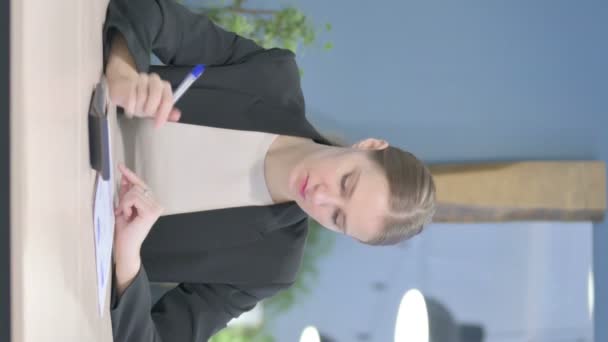 Vertical Video Young Businesswoman Doing Calculation Work — Stockvideo