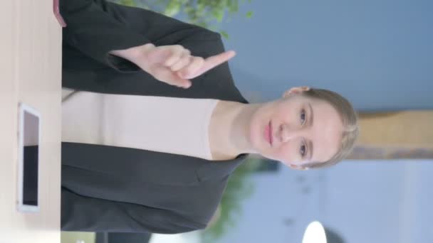 Vertical Video Disliking Young Businesswoman Rejecting Offer — Stockvideo