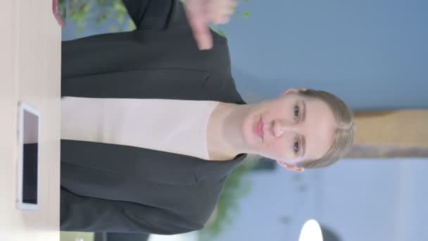 Vertical Video Young Businesswoman Showing Thumbs — Stockvideo