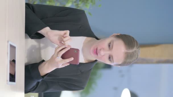 智能手机上亏损的年轻女商人的垂直视频 — 图库视频影像
