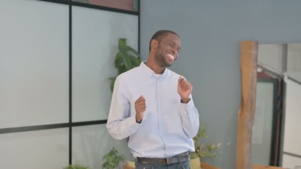 アフリカ系アメリカ人男性がオフィスで楽しむダンス — ストック動画