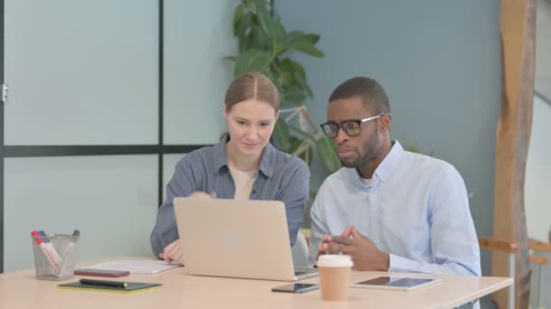 オフィスで仕事の話をする若いビジネスの人々 — ストック動画