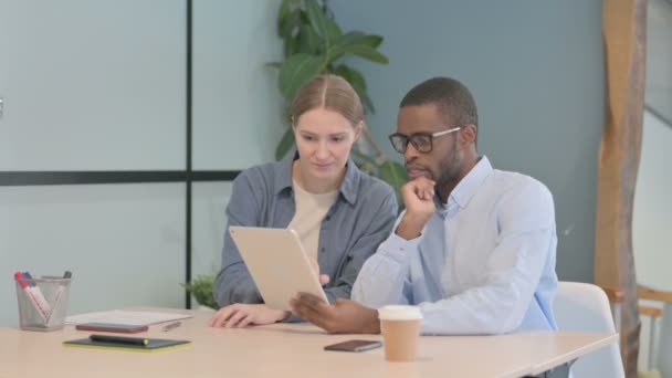 Young Business People Discussing Work Tablet Office — Stock video