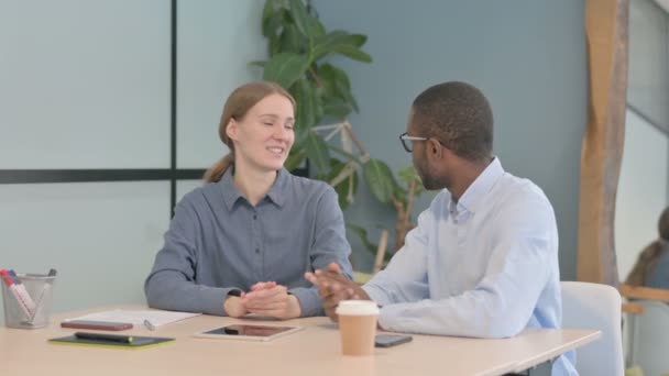 Multiethnische Geschäftsleute Diskutieren Über Arbeit Büro — Stockvideo